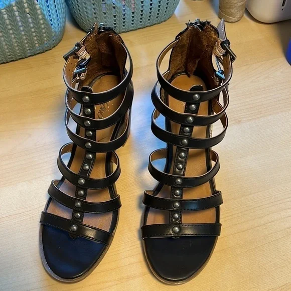 NWOT Mossimo Strappy Sandals With Studs And Back Heel Zipper, Size 7 - Picture 1 of 11